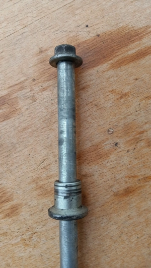 Suzuki Burgman UH 125 - 150 első keréktengely - kép 3