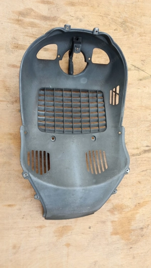 Piaggio Beverly 200 hűtő előtti idom