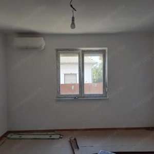 Monor központi részén, 85 m2-es, teljesen felújított társasházi lakás 90 m2 saját telekrésszel - kép 3