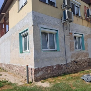 Monor központi részén, 85 m2-es, teljesen felújított társasházi lakás 90 m2 saját telekrésszel - kép 5