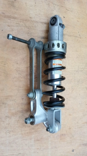 Suzuki Burgman 250 (merci lámpás) hátsó lengéscsillapító