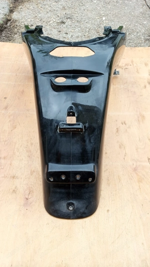 Aprilia Scarabeo 125 - 200 hátsó sárvédő 2 fekete - kép 5