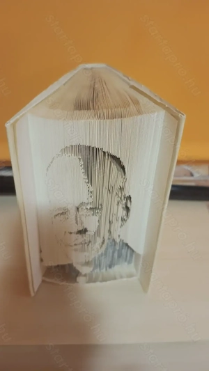 Könyvszobor, Ajándék Bruce Willis  - kép 2