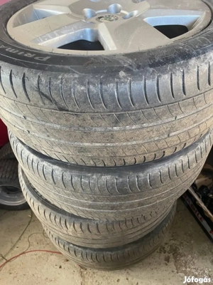 Skoda gyári alufelni garnitúra jó gumikkal 225 50 r17 7Jx17h2 et37 3uo 601 025 E 4db esztétikai karc - kép 4
