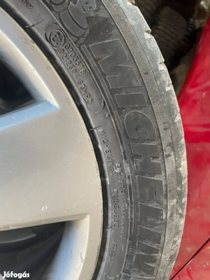 Skoda gyári alufelni garnitúra jó gumikkal 225 50 r17 7Jx17h2 et37 3uo 601 025 E 4db esztétikai karc - kép 2