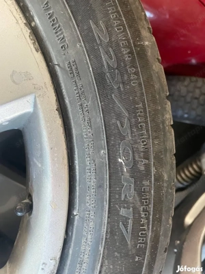 Skoda gyári alufelni garnitúra jó gumikkal 225 50 r17 7Jx17h2 et37 3uo 601 025 E 4db esztétikai karc - kép 5