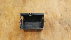 Kymco Grand Dink 250 akkumulátor tartó