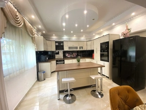 Kiskunhalas Honvéd utcában 160 m2-es felújított 2 lakószintes családi ház! - kép 10