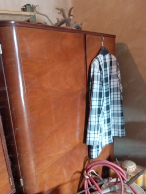 Eladó Régi szekrény 