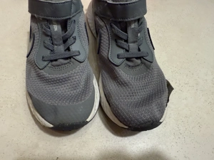 35 ös Nike Revolution 5 futócipő eladó 35 ös Nike cipő 6000 Ft ért - kép 3