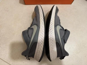 35 ös Nike Revolution 5 futócipő eladó 35 ös Nike cipő 6000 Ft ért - kép 9