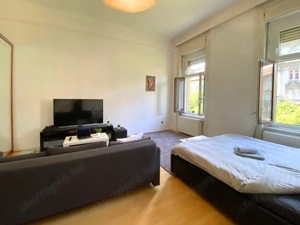 ELADÓ Budapest VII. kerületében az Erzsébet körúton 2. emeleti jó állapotú lakás! - kép 2