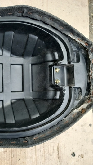 Kymco People S 125 - 200 ülés szakadt - kép 3