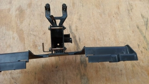 Kymco People S 125 - 200 első idomtartó konzol - kép 5