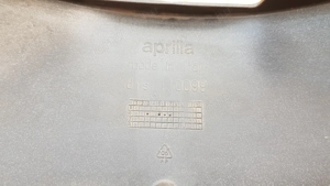 Aprilia Scarabeo Light 400 - 500 ülés zsanér körüli idom - kép 7