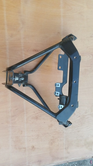 Piaggio Xevo 125 - 400 első idomtartó konzol