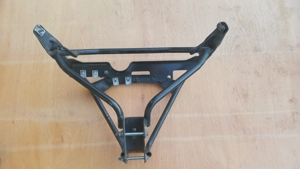 Piaggio Xevo 125 - 400 első idomtartó konzol - kép 3