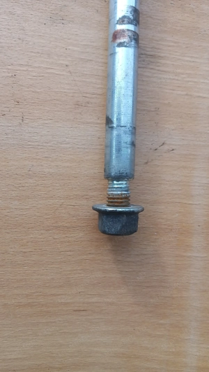 Piaggio Xevo 125 - 400 első keréktengely - kép 2