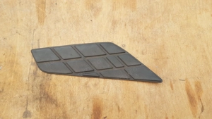 Suzuki Burgman 250 - 400 hátsó gumiszőnyeg balos 