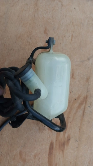 Suzuki Burgman 250 - 400 kiegyenlítő tartály - kép 4