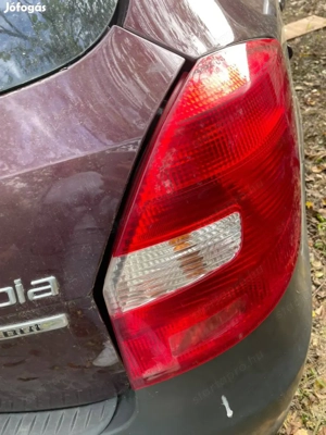 Skoda Fabia II Scout csomagtér ajtó és hátsó lökhárító lámpa egyben - kép 3