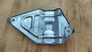 Honda Pantheon 125 - 150 2T hátsó tengely csavart takaró lemez - kép 2