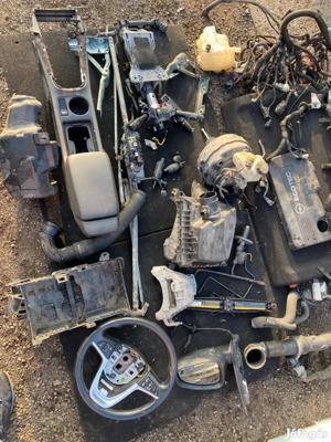 Opel Astra J 1.7 dobbetét belső műanyagok ablaktörlő fékrásegítő könyöklő elektromos kézifékes stb - kép 2