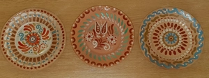 Együttes áron eladó három máztalan, kézzel festett falitányér