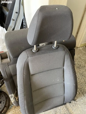 Volkswagen Golf VI jobbos balos első ülés nincs kiszakadva csak koszos - kép 3