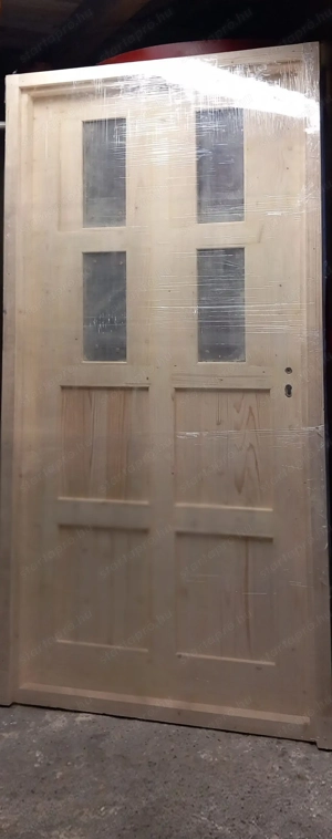 Új,még fóliázott bejárati ajtó eladó.