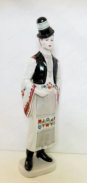 Népviseltbe öltözött hímzett ruhás kalapos legényke. Hollóházi porcelán figura antik jelzéssel