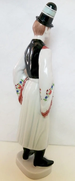 Népviseltbe öltözött hímzett ruhás kalapos legényke. Hollóházi porcelán figura antik jelzéssel - kép 3