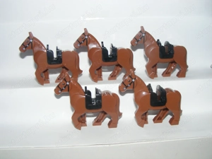 Lego Castle figurák állatok Ló lovak állat 5db barna ló fekete nyereggel ÚJ - kép 3