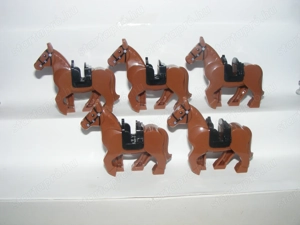 Lego Castle figurák állatok Ló lovak állat 5db barna ló fekete nyereggel ÚJ - kép 2