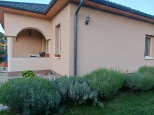 Pannonhalmán, csendes, exkluzív lakóparkban eladó egy közel rezsimentes családi ház, gondozott kertt - kép 2