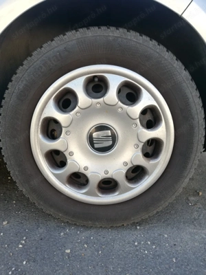 Eladó 4 db használt, jó állapotú 15-s lemezfelni 195 65 R15 téli gumival szerelve, dísztárcsával 