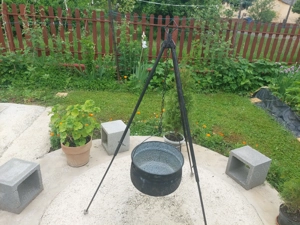 Eladó olcsón keveset használt bogrács állvánnyal 