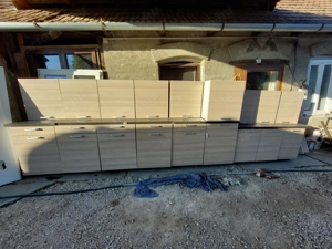 Konyhabútor 510 cm kép szerinti jó  szép állapotban 1 medencés mosogató+csap .Lábakon áll csapódás g