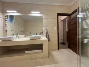 Taksonyban központhoz közel 2 generációs 180nm lakóterű családiház fűtött dézsafürdővel  - kép 14