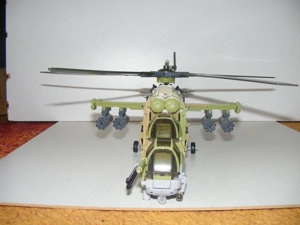 Lego Swat Modern hadviselés Orosz Mi-24 támadó helikopter 900db + 3 katona ÚJ - kép 8