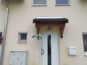 Tömörfa bejárati előtető eladó   cserépfedéssel, masszív kivitel