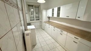 Belvárosban 51 nm-es, 2 szobás, 2. emeleti, erkélyes, tégla építésű, azonnal költözhető lakás eladó! - kép 2