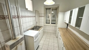 Belvárosban 51 nm-es, 2 szobás, 2. emeleti, erkélyes, tégla építésű, azonnal költözhető lakás eladó! - kép 3