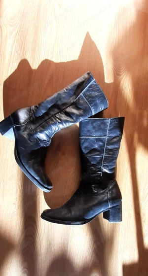 Fekete, női, kényelmes, puha bőr csizma eladó.