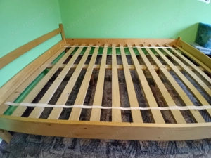 Kétszemélyes fakeretes ágy matraccal