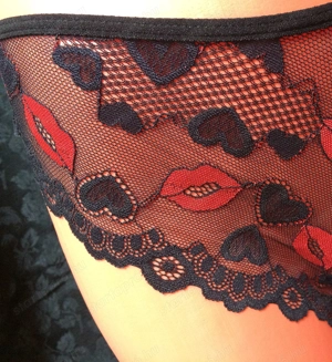 Dekoratív vörös ajkakkal és szívecskékkel díszített csipkés bugyi - kép 4