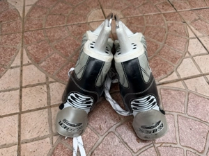 38,5 es Bauer Supreme Silver T.I. gyöngyvásznas hoki korcsolya 12.000 Ft ért