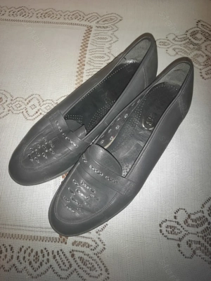 Eladó 39-es sötétszürke női bőrcipő újszerű állapotban - kép 3