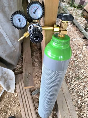 Elado co palack kevert gáz corgon tele töltve 38eft,nyomáscsökkentö 10 eft.gls is viszi országosan.