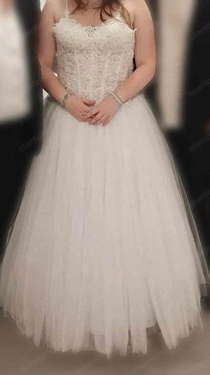 Fehér szalagavató ruha.